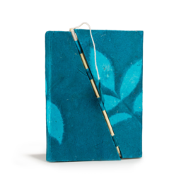 Lokta Bold Floral Bamboo Lock Notebook – Medium (15x12cm) – 45 Bladen – Nachtblauw