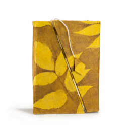 Lokta Bold Floral Bamboo Lock Notebook – Medium (15x12cm) – 45 Bladen – Mosterdbruin